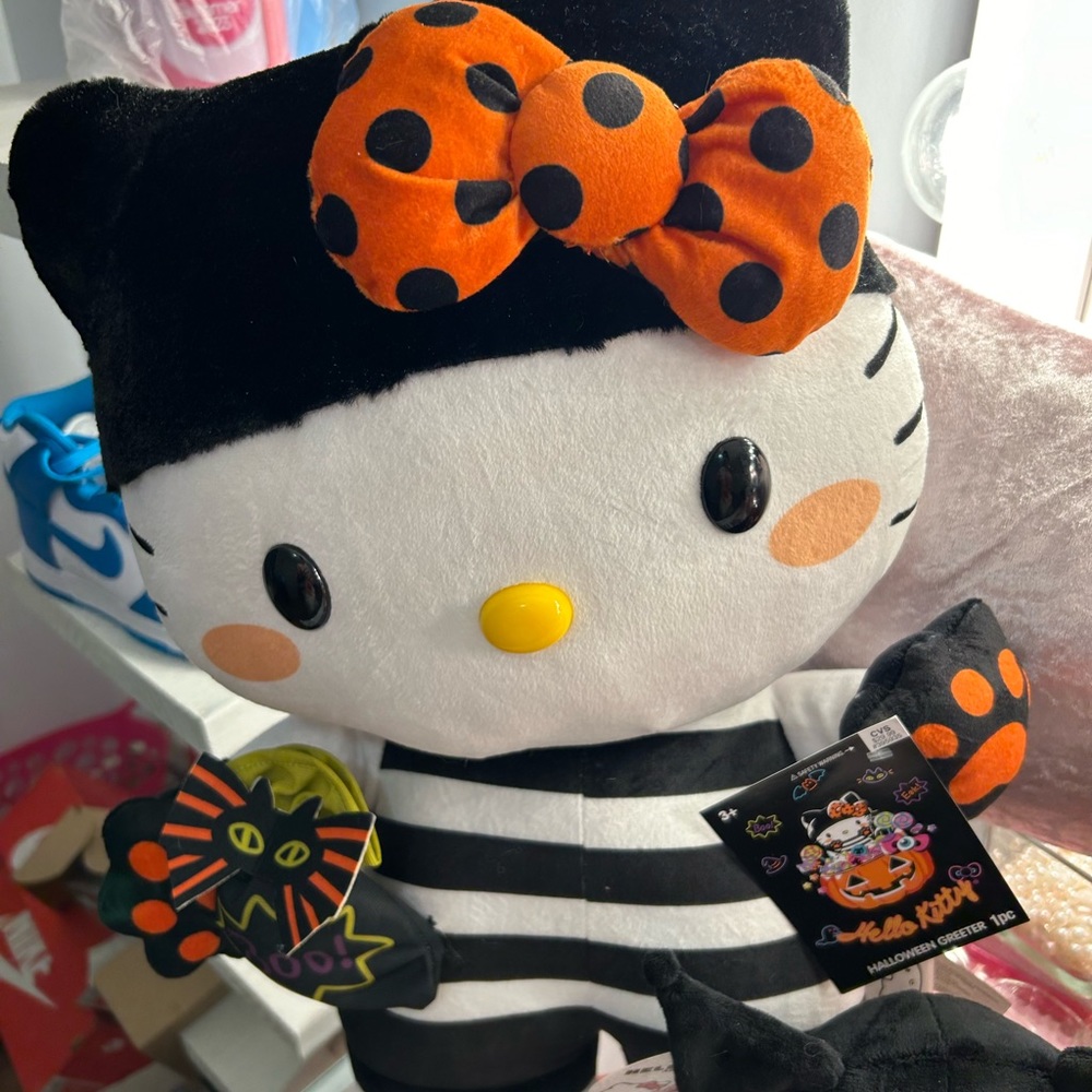 Hello Kitty Halloween Greeter